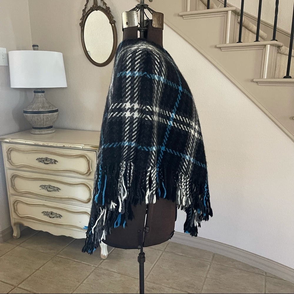Burberry Black and Blue Plaid Poncho Cashmere and Wool Fringe Winter Designer - Picture 5 of 10